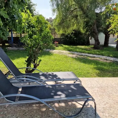 House With Exclusive Pool And Garden 7 Min Walk From The And The Center Holiday home *