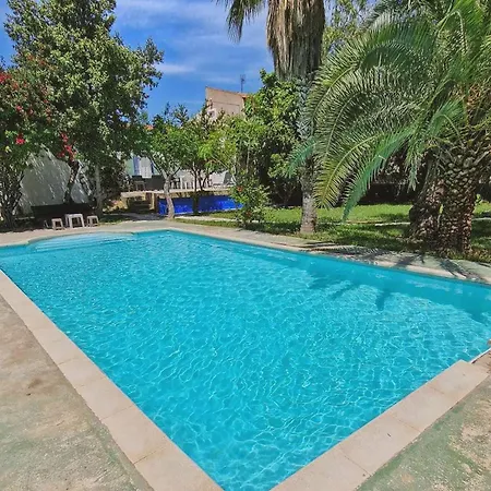 House With Exclusive Pool And Garden 7 Min Walk From The And The Center Holiday home