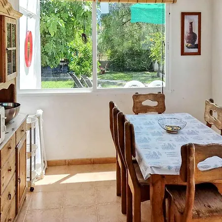 House With Exclusive Pool And Garden 7 Min Walk From The And The Center Holiday home *