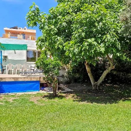 House With Exclusive Pool And Garden 7 Min Walk From The And The Center Holiday home