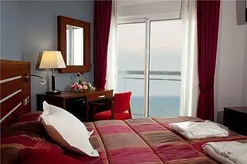 Hotel La Familia Gallo Rojo